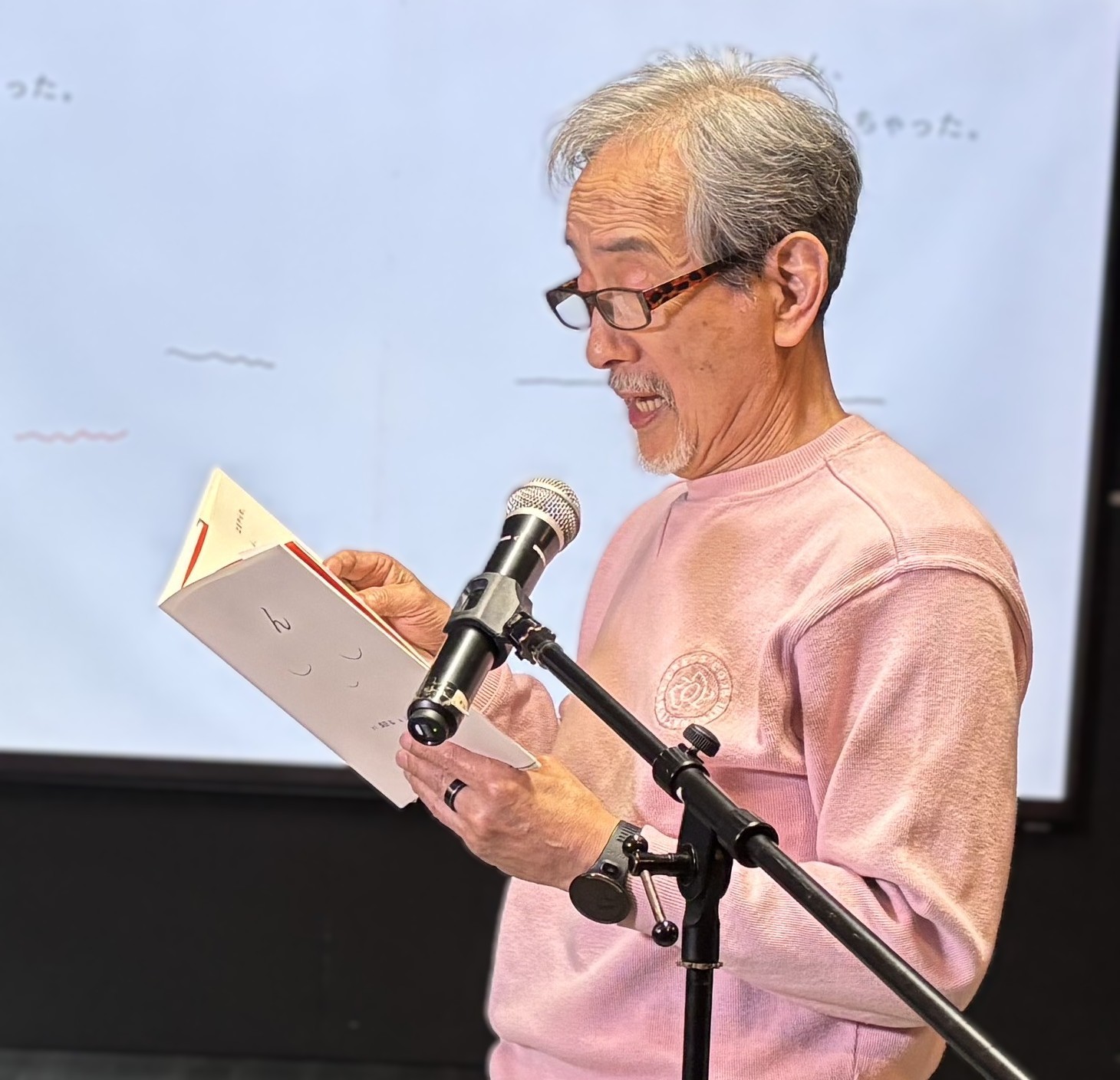 俳優によるマイク前での朗読